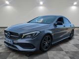 une Mercedes CLA grise garée sur un sol à damier