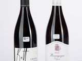 deux bouteilles de vin rouge posées l'une à côté de l'autre sur une table