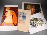 quatre cartes représentant des femmes et des oiseaux, posées sur une table