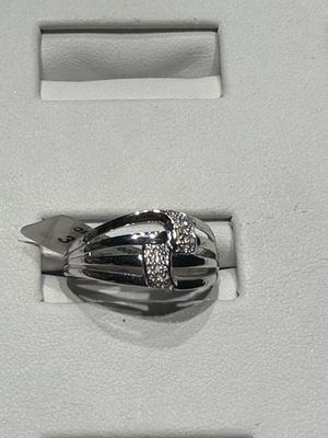 une boîte blanche contenant deux anneaux