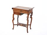 une petite table en bois surmontée d'un tiroir