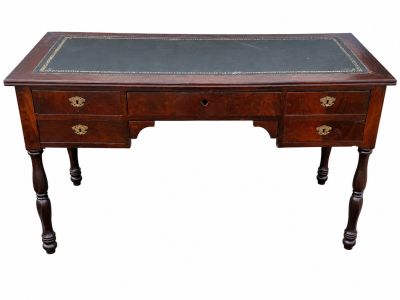 un bureau ancien avec un plateau en cuir et des pieds en bois