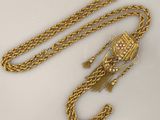 une image représentant un collier en or muni d'une chaîne