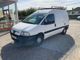 la camionnette blanche est garée devant un bâtiment