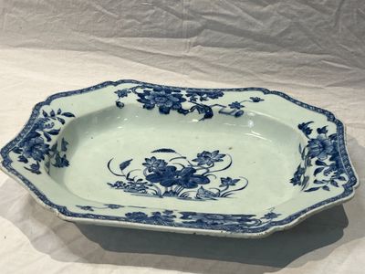 une assiette bleue et blanche ornée d'un motif floral