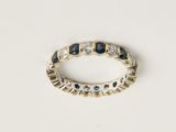 bague en or blanc avec saphirs bleus et diamants