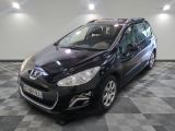 la photo d'une voiture noire garée dans un garage