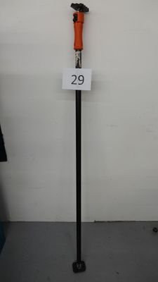 un poteau sur lequel est accrochée une pancarte indiquant « 29 »