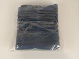 un sac en plastique bleu posé sur une surface blanche