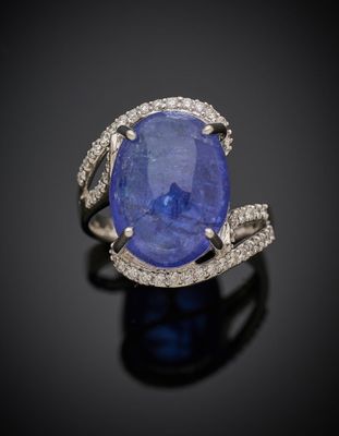 une bague en saphir et diamant