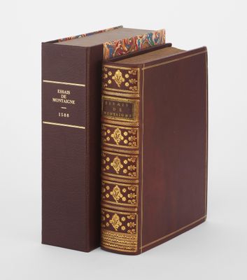 deux livres posés l'un sur l'autre sur une surface blanche