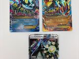 trois cartes pokemon posées les unes sur les autres sur une table
