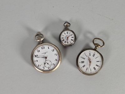 deux montres de poche en argent comportant des chiffres romains