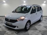 la photo d'une petite voiture blanche garée dans un garage