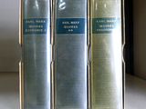 trois livres posés sur une table blanche, l'un à côté de l'autre