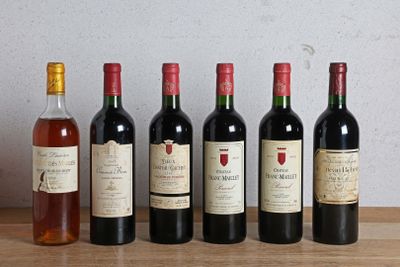 plusieurs bouteilles de vin sont alignées sur une table en bois