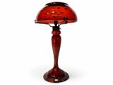 une image représentant une lampe de table rouge sur fond blanc