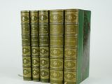 une pile de quatre livres verts posés les uns sur les autres