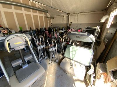 tout un tas de machines différentes dans un garage où il y a plein de trucs