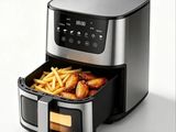 une friteuse à air chaud contenant des frites, posée sur une surface blanche