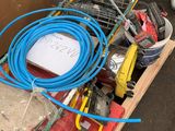 un tas d'outils posé sur une palette à côté d'une boîte