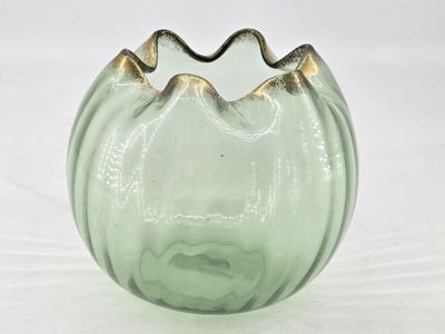 VASE boule en verre vert, bordure or.