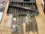 une table sur laquelle sont posés de nombreux forets et outils