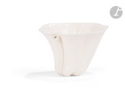 un vase blanc posé sur une table