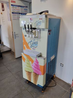 une machine à glaces posée dans un coin d'une pièce