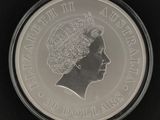 une image montrant un gros plan d'une pièce de monnaie posée sur une surface noire