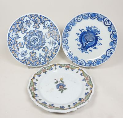 trois assiettes bleues et blanches ornées de motifs floraux