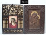 deux images encadrées de Jésus posées sur une table