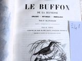 un livre sur lequel figure le dessin d'un oiseau perché sur une branche d'arbre