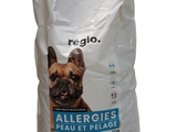 un sac d'aliments pour chiens « Allergies » sur fond blanc