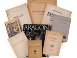 plusieurs vieux livres sont empilés sur une surface blanche