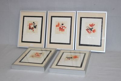 Trois photos de fleurs encadrées sont posées sur une table blanche