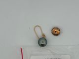 gros plan d'une paire de boucles d'oreilles sur une surface blanche