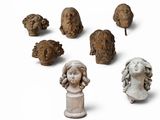 un ensemble de sculptures posées sur une surface blanche