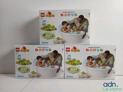 trois boîtes de Lego représentant un homme et un enfant dans une baignoire