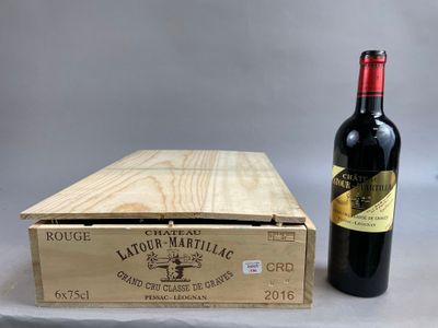 un gros plan sur une bouteille de vin posée à côté d'une caisse en bois