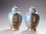 une paire de vases bleus et dorés ornés de chouettes