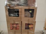 boîtes empilées dans un entrepôt