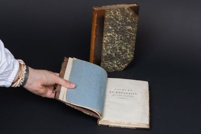 une personne qui tient un livre à la main