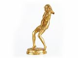une image représentant une statue en or d'une femme posée sur un socle en marbre