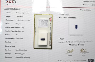 a picture of a cell phone that is in a package