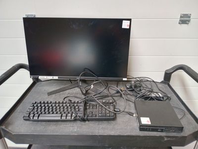 un bureau sur lequel se trouvent un clavier, une souris et un écran