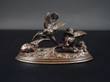 figurine en bronze représentant deux souris sur un socle feuillu