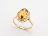 une bague en or sertie d'une citrine au centre