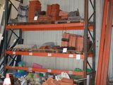 une pièce avec beaucoup d'objets sur les étagères