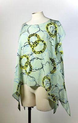 KARL LAGERFELD, blouse en soie de forme poncho, fond vert pa…